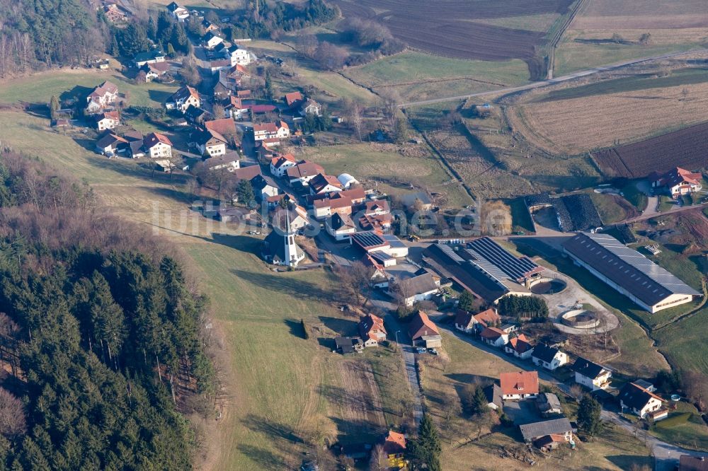 Kocherbach aus der Vogelperspektive: Dorf - Ansicht am Rande von Feldern in Kocherbach im Bundesland Hessen, Deutschland