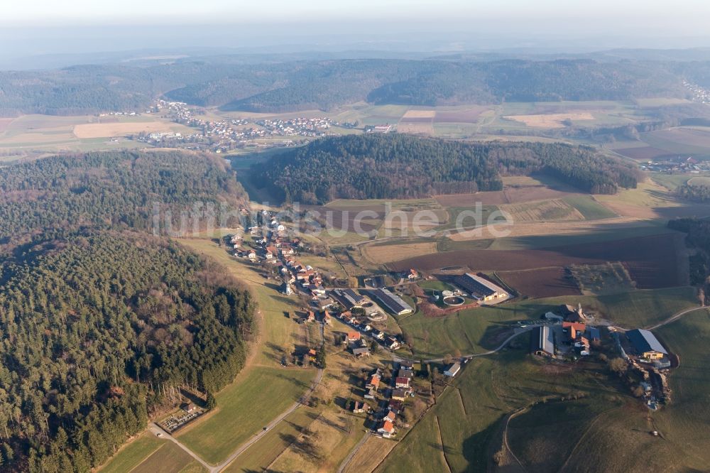 Luftbild Kocherbach - Dorf - Ansicht am Rande von Feldern in Kocherbach im Bundesland Hessen, Deutschland