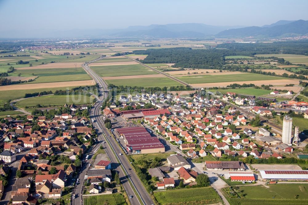 Luftaufnahme Kogenheim - Dorf - Ansicht am Rande von Feldern in Kogenheim in Grand Est, Frankreich