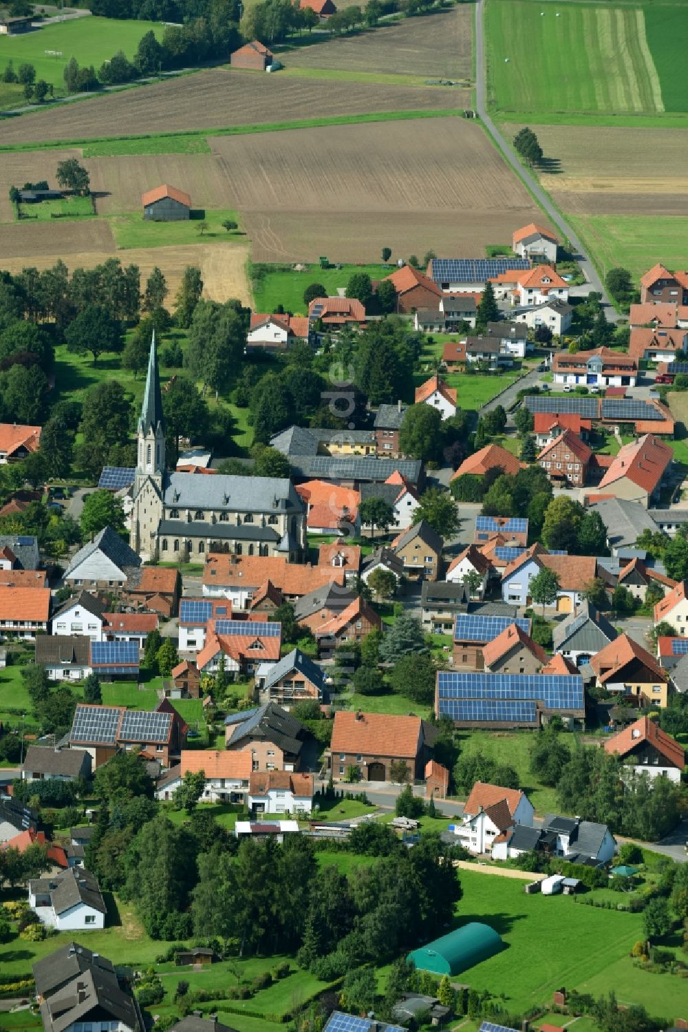 Luftaufnahme Körbecke - Dorf - Ansicht am Rande von Feldern in Körbecke im Bundesland Nordrhein-Westfalen, Deutschland