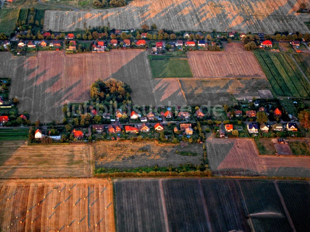 Kremmen aus der Vogelperspektive: Dorf - Ansicht am Rande von Feldern in Kremmen im Bundesland Brandenburg