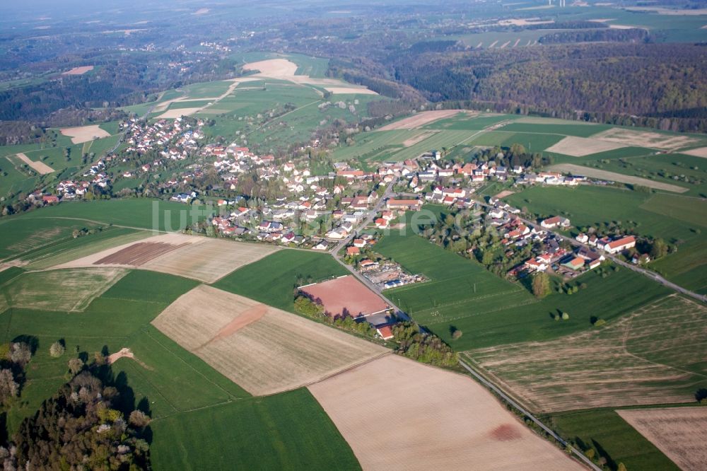 Luftaufnahme Kröppen - Dorf - Ansicht am Rande von Feldern in Kröppen im Bundesland Rheinland-Pfalz, Deutschland