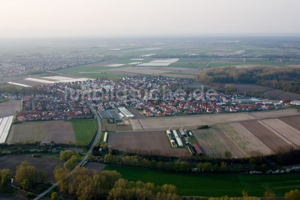 Luftaufnahme Kuhardt - Dorf - Ansicht am Rande von Feldern in Kuhardt im Bundesland Rheinland-Pfalz