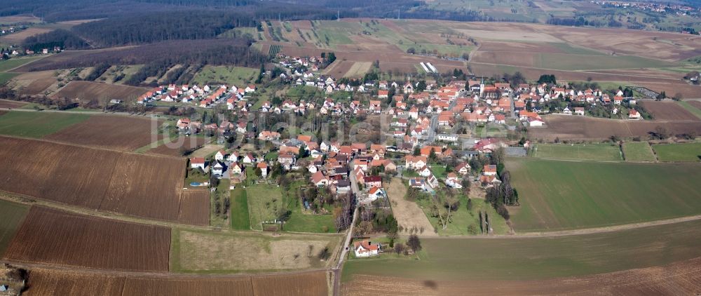 Luftbild Kutzenhausen - Dorf - Ansicht am Rande von Feldern in Kutzenhausen in Grand Est, Frankreich