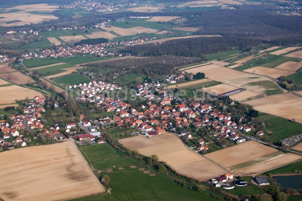 Kutzenhausen aus der Vogelperspektive: Dorf - Ansicht am Rande von Feldern in Kutzenhausen in Grand Est, Frankreich