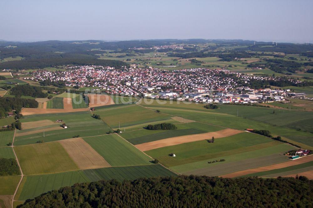 Laichingen von oben - Dorf - Ansicht am Rande von Feldern in Laichingen im Bundesland Baden-Württemberg, Deutschland