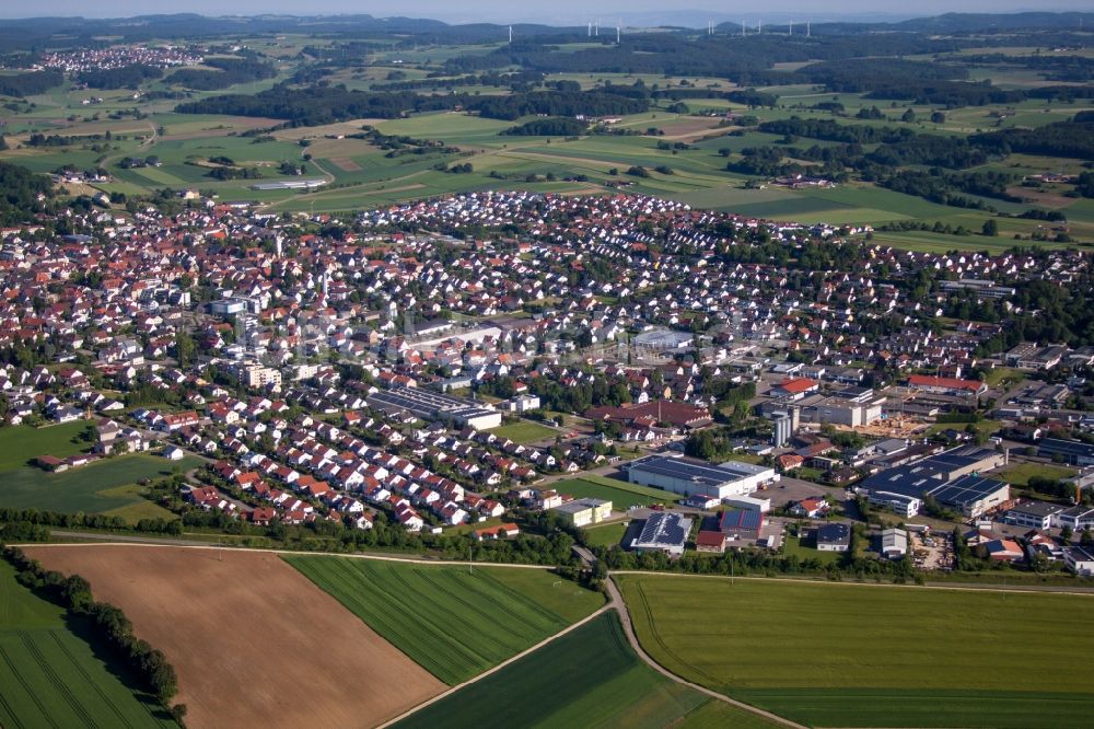 Laichingen aus der Vogelperspektive: Dorf - Ansicht am Rande von Feldern in Laichingen im Bundesland Baden-Württemberg, Deutschland