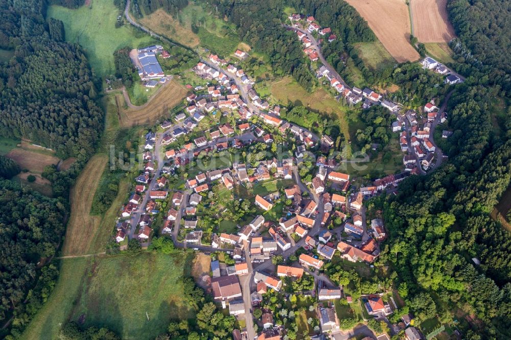 Luftaufnahme Lambsborn - Dorf - Ansicht am Rande von Feldern in Lambsborn im Bundesland Rheinland-Pfalz, Deutschland