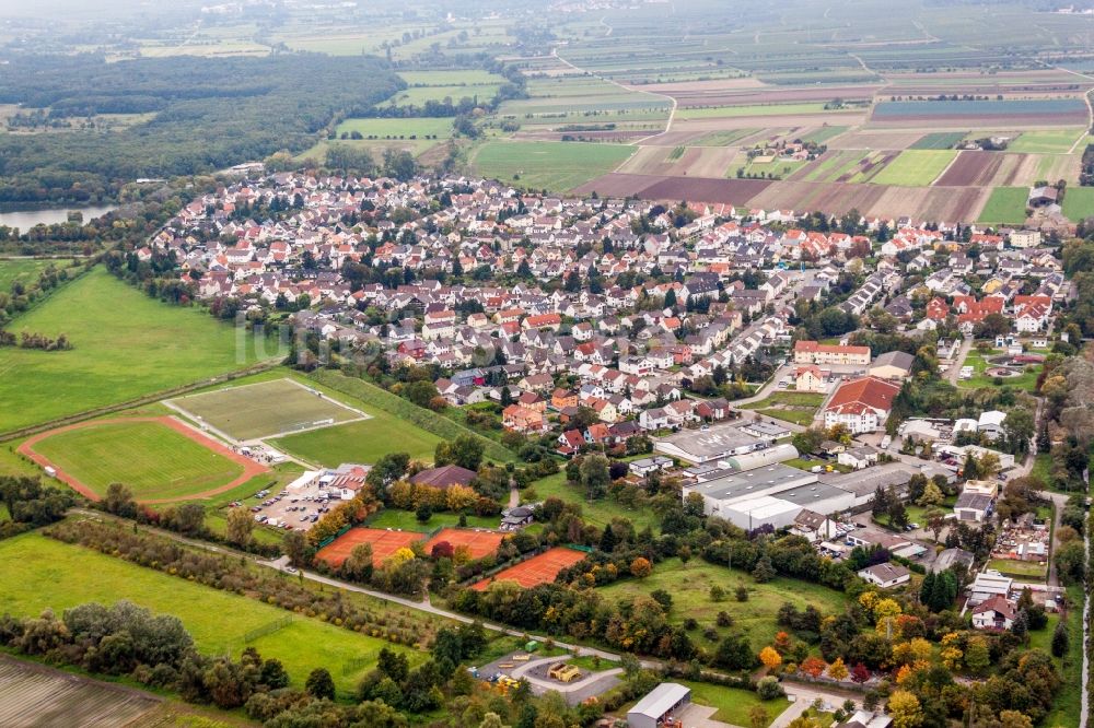 Lambsheim aus der Vogelperspektive: Dorf - Ansicht am Rande von Feldern in Lambsheim im Bundesland Rheinland-Pfalz, Deutschland