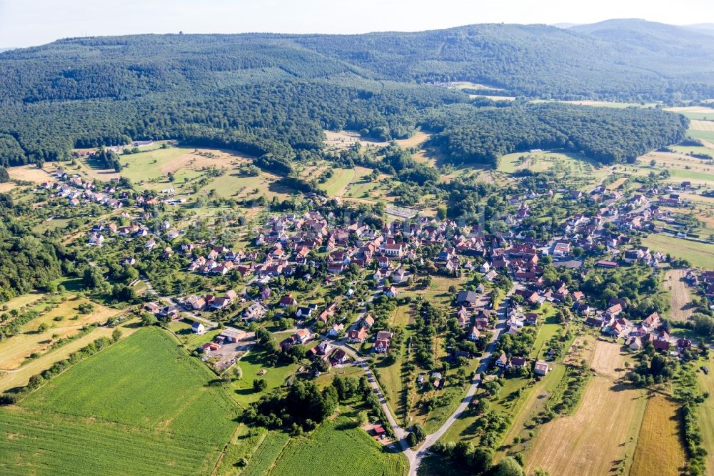 Lampertsloch von oben - Dorf - Ansicht am Rande von Feldern in Lampertsloch in Grand Est, Frankreich