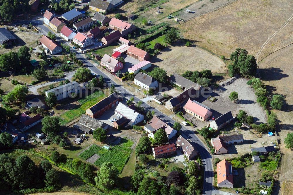 Landin von oben - Dorf - Ansicht am Rande von Feldern in Landin im Bundesland Brandenburg, Deutschland