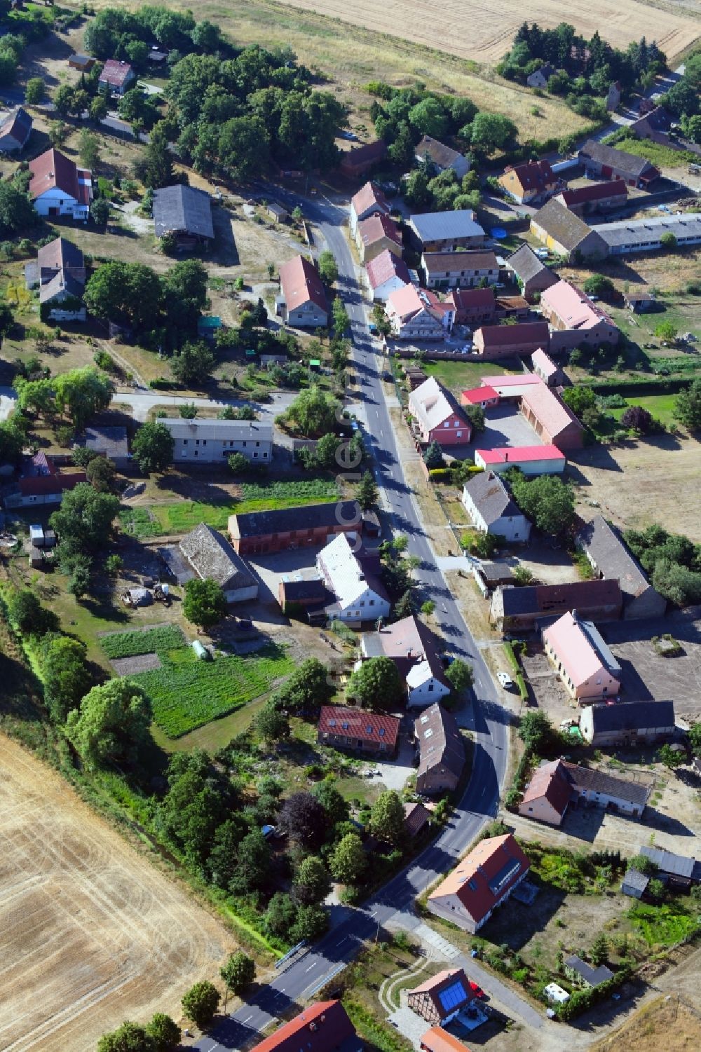 Landin aus der Vogelperspektive: Dorf - Ansicht am Rande von Feldern in Landin im Bundesland Brandenburg, Deutschland