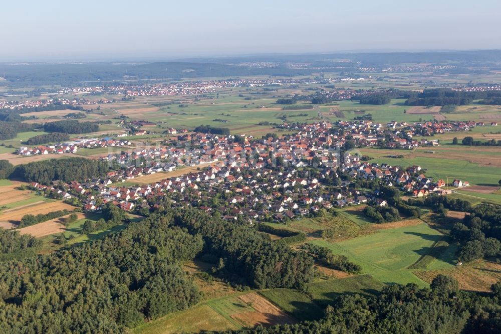 Luftaufnahme Langensendelbach - Dorf - Ansicht am Rande von Feldern in Langensendelbach im Bundesland Bayern, Deutschland