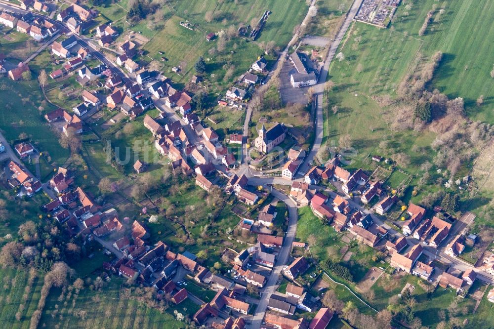 Langensoultzbach von oben - Dorf - Ansicht am Rande von Feldern in Langensoultzbach in Grand Est, Frankreich