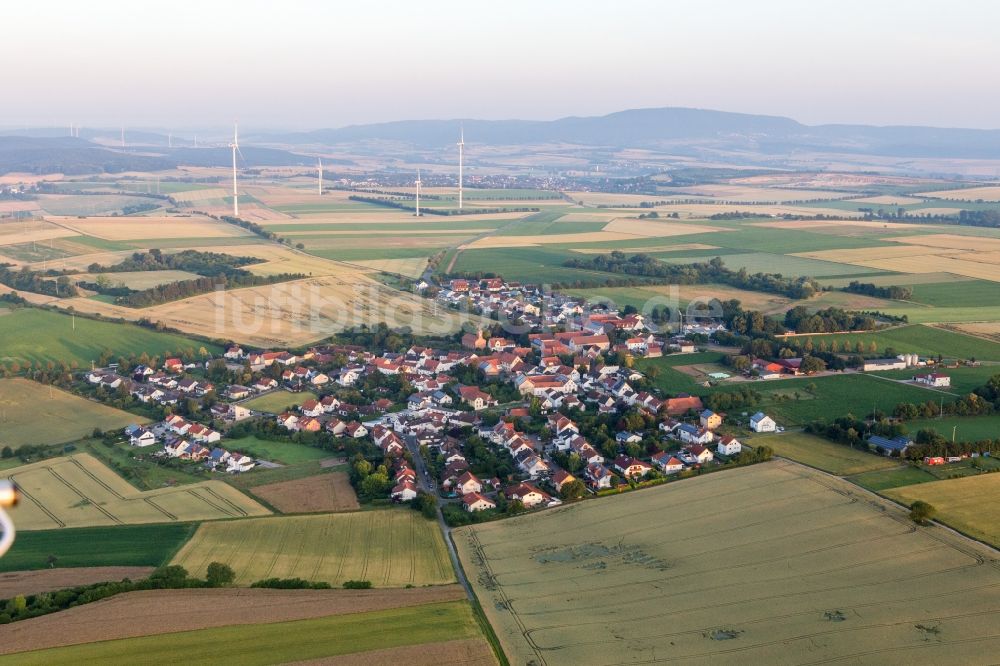 Lautersheim von oben - Dorf - Ansicht am Rande von Feldern in Lautersheim im Bundesland Rheinland-Pfalz, Deutschland