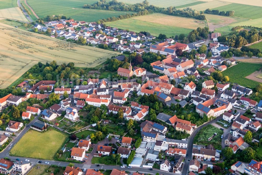 Lautersheim aus der Vogelperspektive: Dorf - Ansicht am Rande von Feldern in Lautersheim im Bundesland Rheinland-Pfalz, Deutschland