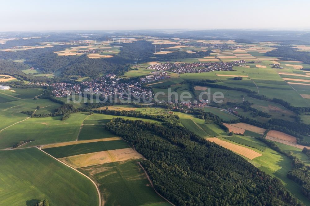 Leinzell aus der Vogelperspektive: Dorf - Ansicht am Rande von Feldern in Leinzell im Bundesland Baden-Württemberg, Deutschland