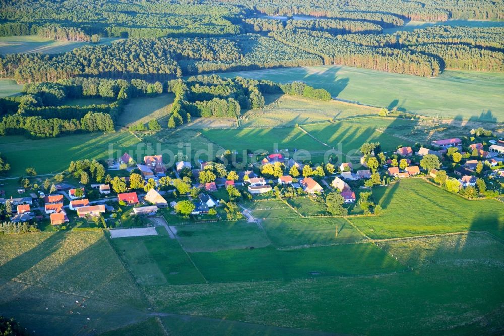 Luftaufnahme Leussow - Dorf - Ansicht am Rande von Feldern in Leussow im Bundesland Mecklenburg-Vorpommern, Deutschland