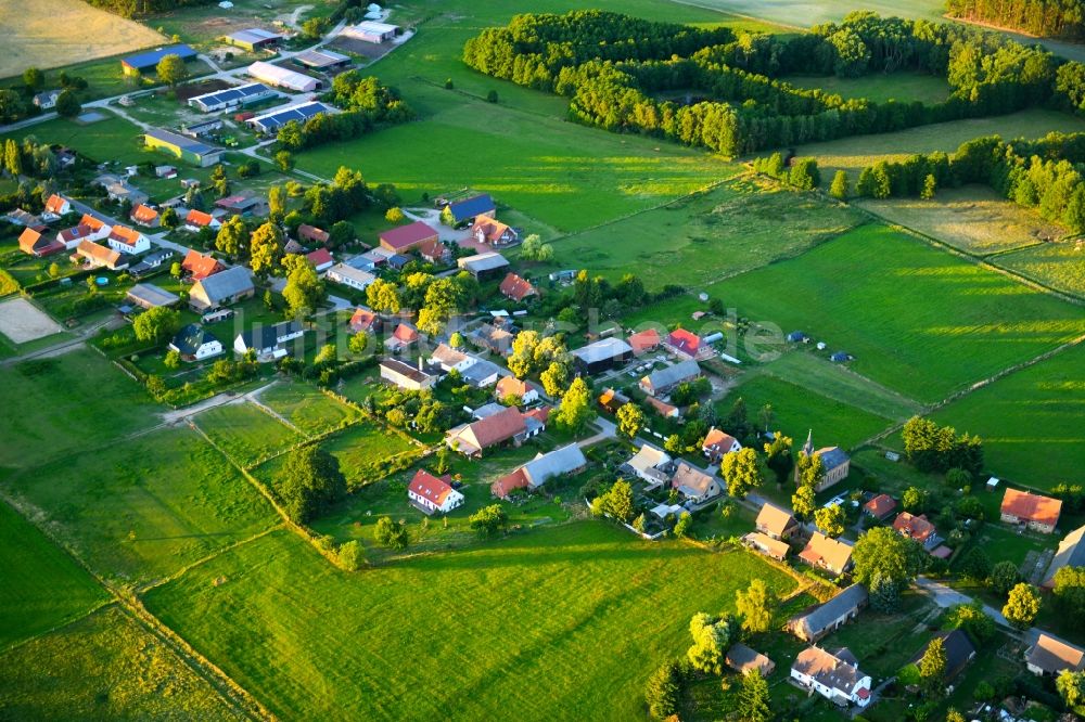 Leussow von oben - Dorf - Ansicht am Rande von Feldern in Leussow im Bundesland Mecklenburg-Vorpommern, Deutschland