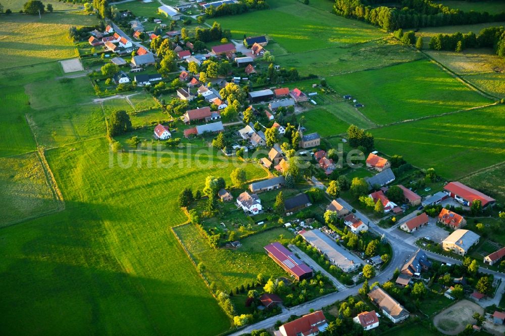 Leussow aus der Vogelperspektive: Dorf - Ansicht am Rande von Feldern in Leussow im Bundesland Mecklenburg-Vorpommern, Deutschland