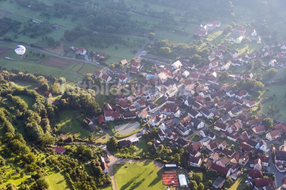 Leutenbach von oben - Dorf - Ansicht am Rande von Feldern in Leutenbach im Bundesland Bayern, Deutschland