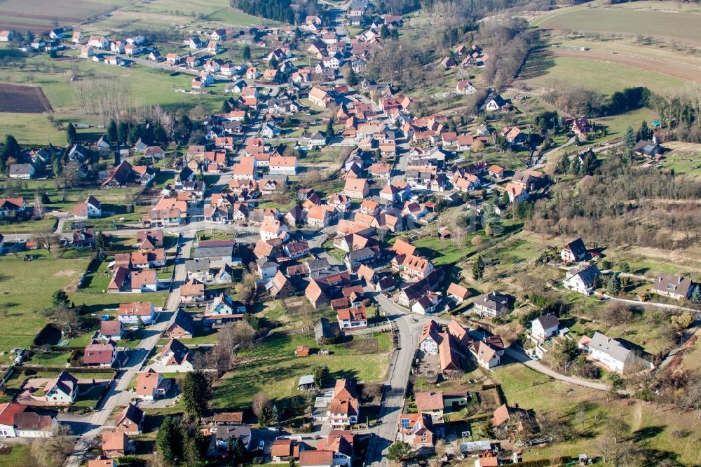 Luftaufnahme Lobsann - Dorf - Ansicht am Rande von Feldern in Lobsann in Grand Est, Frankreich