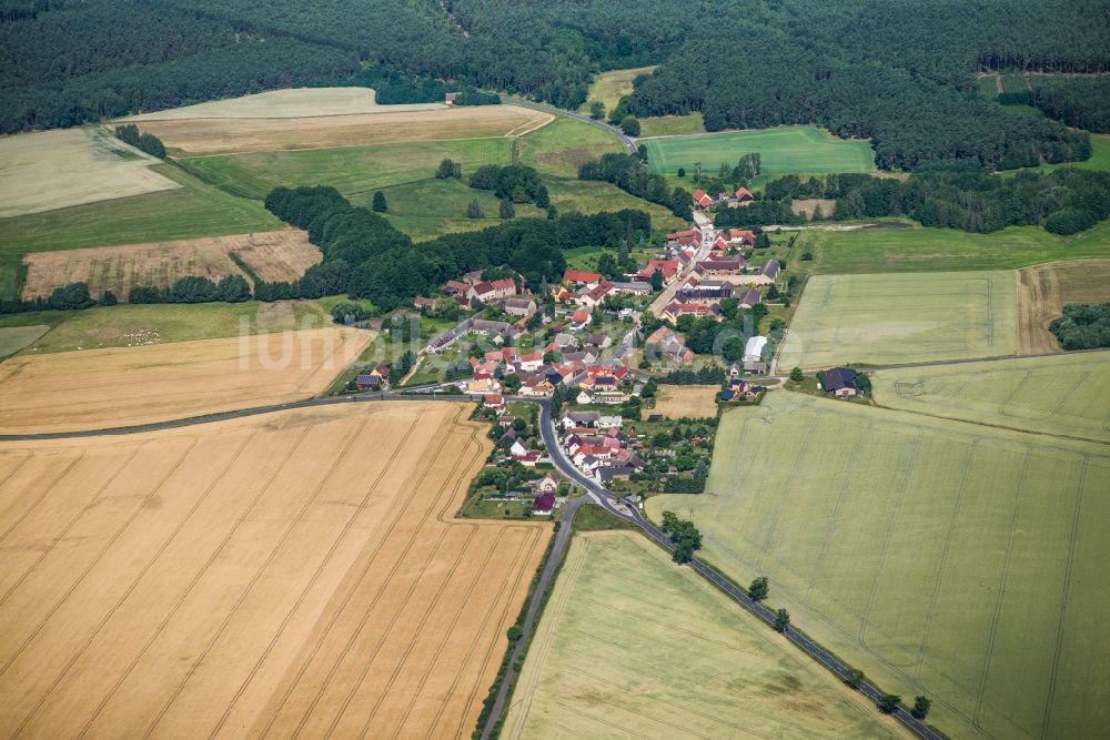 Luftbild Lüsse - Dorf - Ansicht am Rande von Feldern in Lüsse im Bundesland Brandenburg, Deutschland