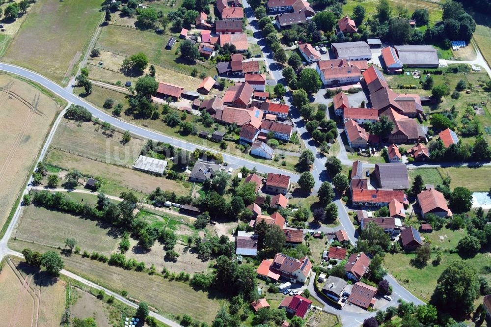 Luftaufnahme Ludolfshausen - Dorf - Ansicht am Rande von Feldern in Ludolfshausen im Bundesland Niedersachsen, Deutschland