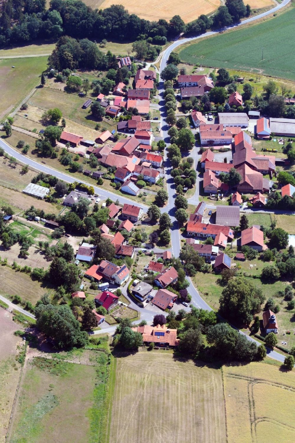 Ludolfshausen von oben - Dorf - Ansicht am Rande von Feldern in Ludolfshausen im Bundesland Niedersachsen, Deutschland