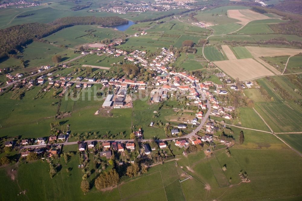 Luftaufnahme Macheren - Dorf - Ansicht am Rande von Feldern in Macheren in Grand Est, Frankreich