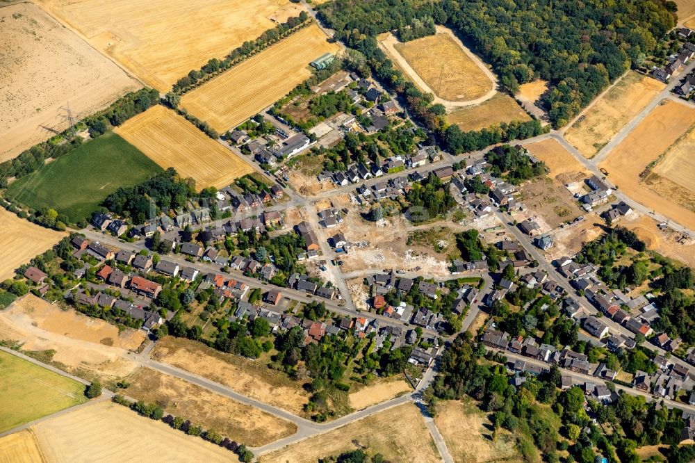 Manheim aus der Vogelperspektive: Dorf - Ansicht am Rande von Feldern in Manheim im Bundesland Nordrhein-Westfalen, Deutschland