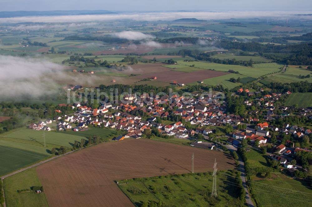 Marienmünster von oben - Dorf - Ansicht am Rande von Feldern in Marienmünster im Bundesland Nordrhein-Westfalen, Deutschland