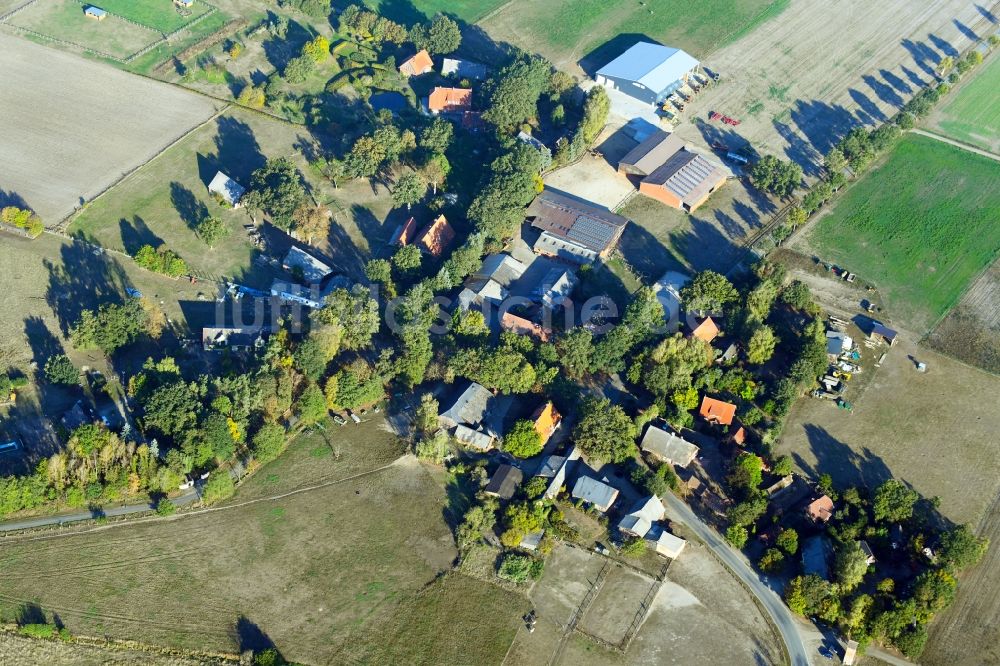 Luftaufnahme Marleben - Dorf - Ansicht am Rande von Feldern in Marleben im Bundesland Niedersachsen, Deutschland