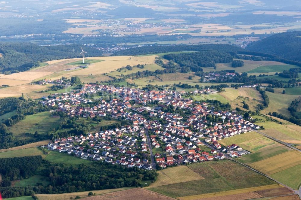 Martinshöhe von oben - Dorf - Ansicht am Rande von Feldern in Martinshöhe im Bundesland Rheinland-Pfalz, Deutschland