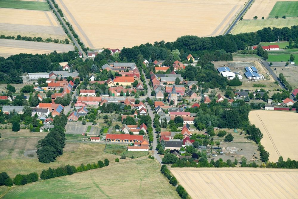 Mechau von oben - Dorf - Ansicht am Rande von Feldern in Mechau im Bundesland Sachsen-Anhalt, Deutschland