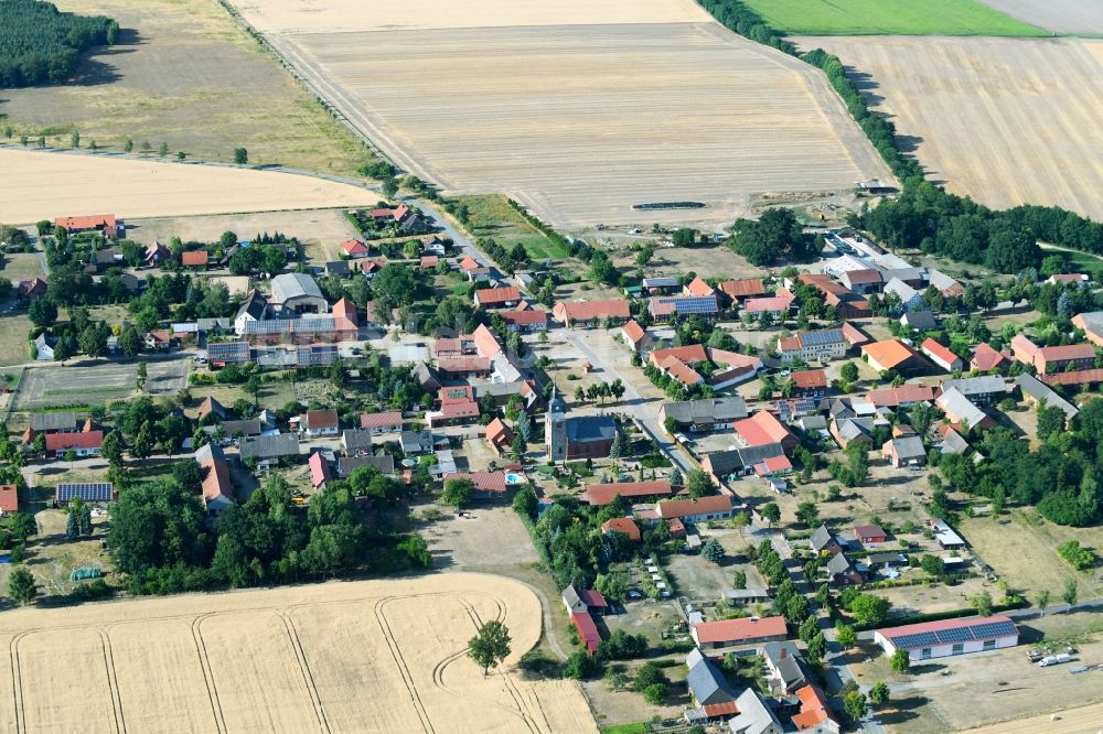 Mechau aus der Vogelperspektive: Dorf - Ansicht am Rande von Feldern in Mechau im Bundesland Sachsen-Anhalt, Deutschland