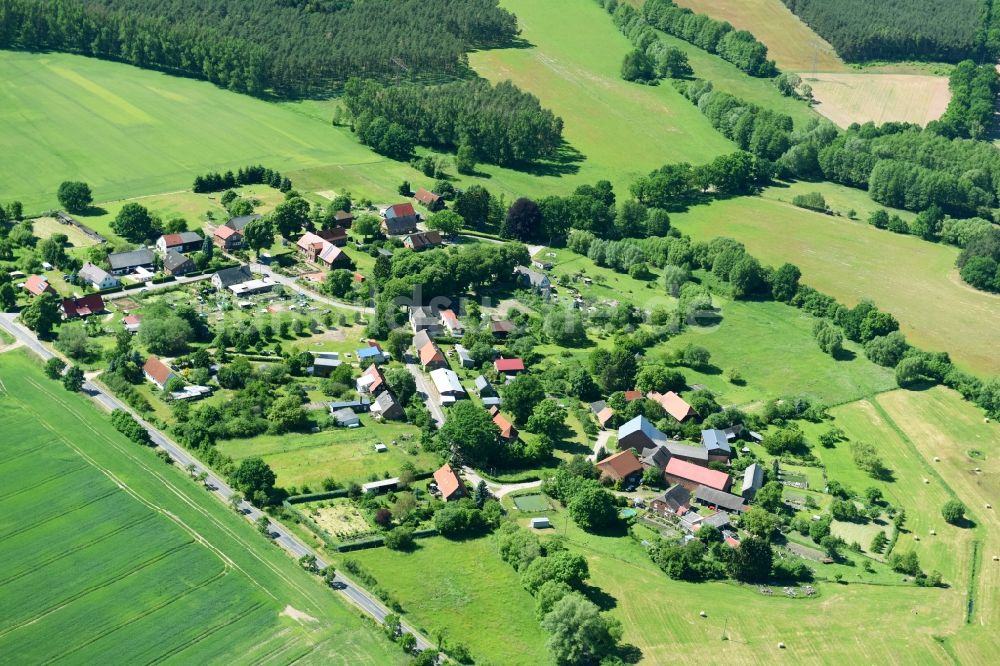 Meierstorf aus der Vogelperspektive: Dorf - Ansicht am Rande von Feldern in Meierstorf im Bundesland Mecklenburg-Vorpommern, Deutschland