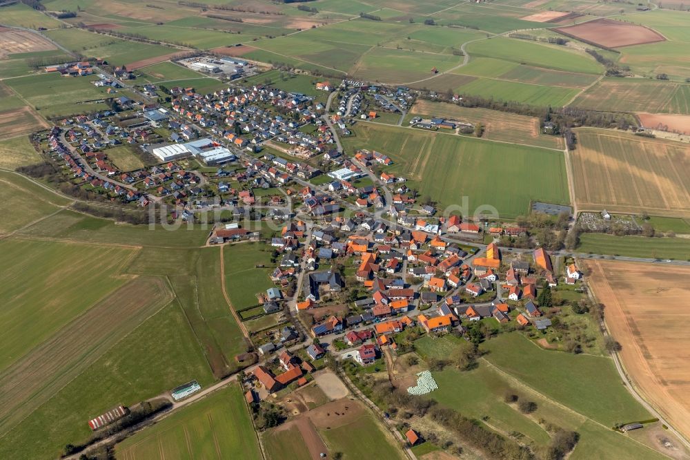 Luftaufnahme Meineringhausen - Dorf - Ansicht am Rande von Feldern in Meineringhausen im Bundesland Hessen, Deutschland