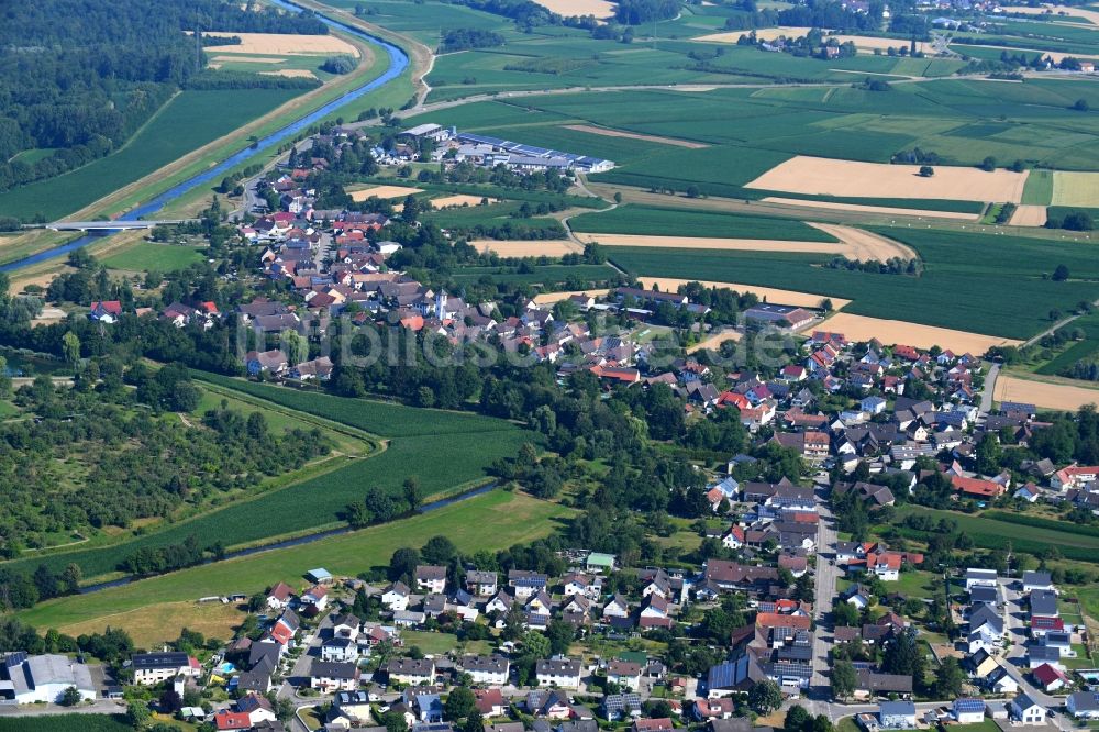 Luftaufnahme Memprechtshofen - Dorf - Ansicht am Rande von Feldern in Memprechtshofen im Bundesland Baden-Württemberg, Deutschland