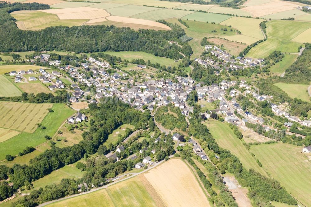 Mengerschied von oben - Dorf - Ansicht am Rande von Feldern in Mengerschied im Bundesland Rheinland-Pfalz, Deutschland