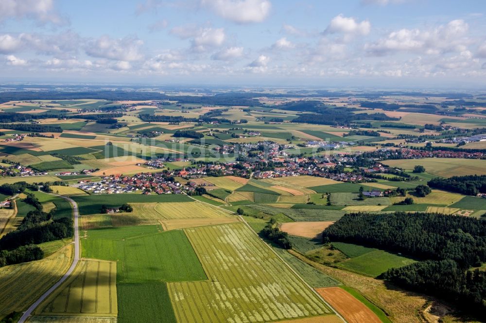 Luftbild Mengkofen - Dorf - Ansicht am Rande von Feldern in Mengkofen im Bundesland Bayern, Deutschland