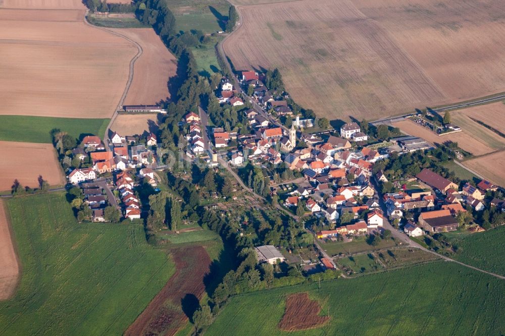 Luftaufnahme Mertesheim - Dorf - Ansicht am Rande von Feldern in Mertesheim im Bundesland Rheinland-Pfalz, Deutschland