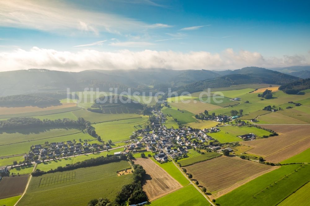 Luftaufnahme Meschede - Dorf - Ansicht am Rande von Feldern in Meschede im Bundesland Nordrhein-Westfalen, Deutschland