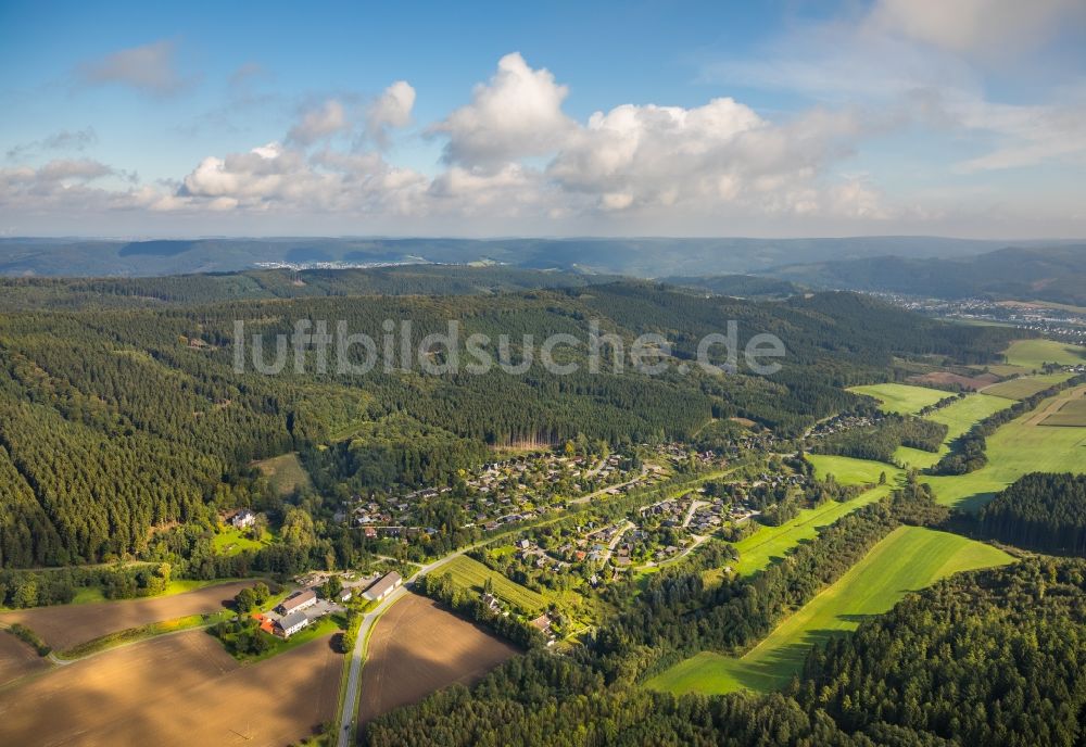 Luftaufnahme Meschede - Dorf - Ansicht am Rande von Feldern in Meschede im Bundesland Nordrhein-Westfalen, Deutschland