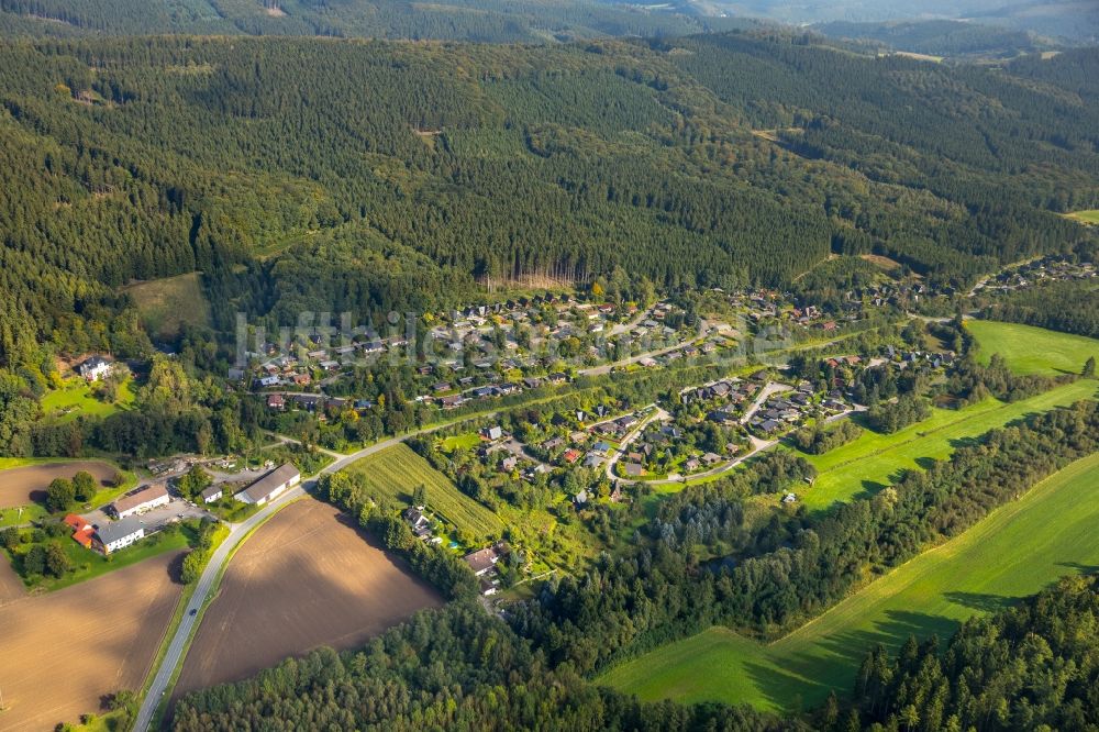 Meschede von oben - Dorf - Ansicht am Rande von Feldern in Meschede im Bundesland Nordrhein-Westfalen, Deutschland