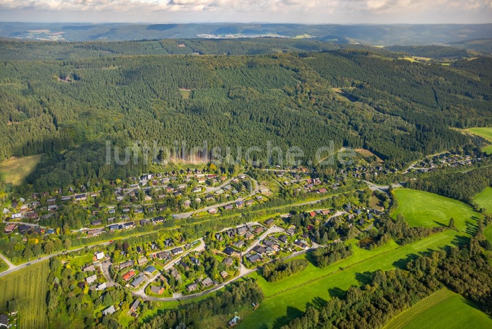 Meschede aus der Vogelperspektive: Dorf - Ansicht am Rande von Feldern in Meschede im Bundesland Nordrhein-Westfalen, Deutschland