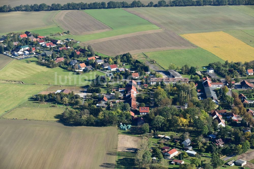 Molkenberg aus der Vogelperspektive: Dorf - Ansicht am Rande von Feldern in Molkenberg im Bundesland Brandenburg, Deutschland