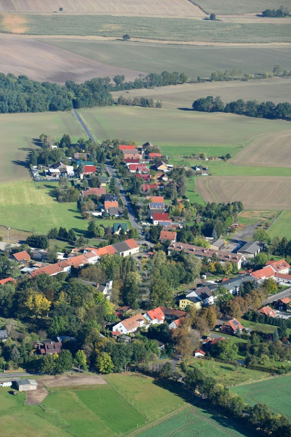 Molkenberg aus der Vogelperspektive: Dorf - Ansicht am Rande von Feldern in Molkenberg im Bundesland Brandenburg, Deutschland