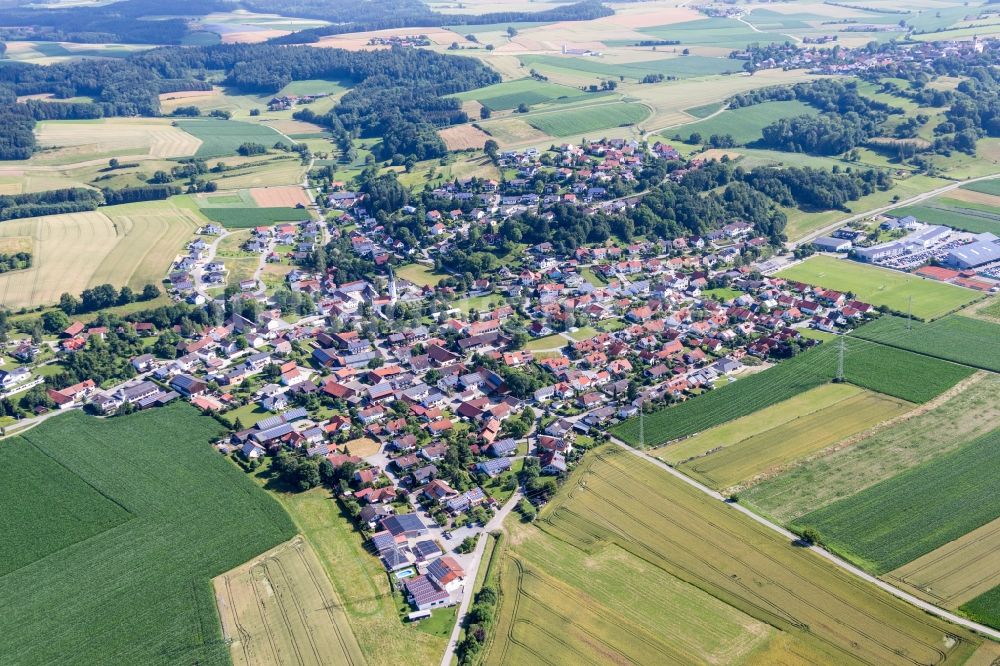 Moosthenning aus der Vogelperspektive: Dorf - Ansicht am Rande von Feldern in Moosthenning im Bundesland Bayern, Deutschland