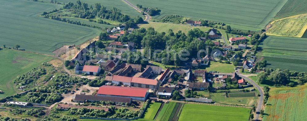 Luftbild Moraveves - Dorf - Ansicht am Rande von Feldern in Moraveves in Ustecky kraj - Aussiger Region, Tschechien